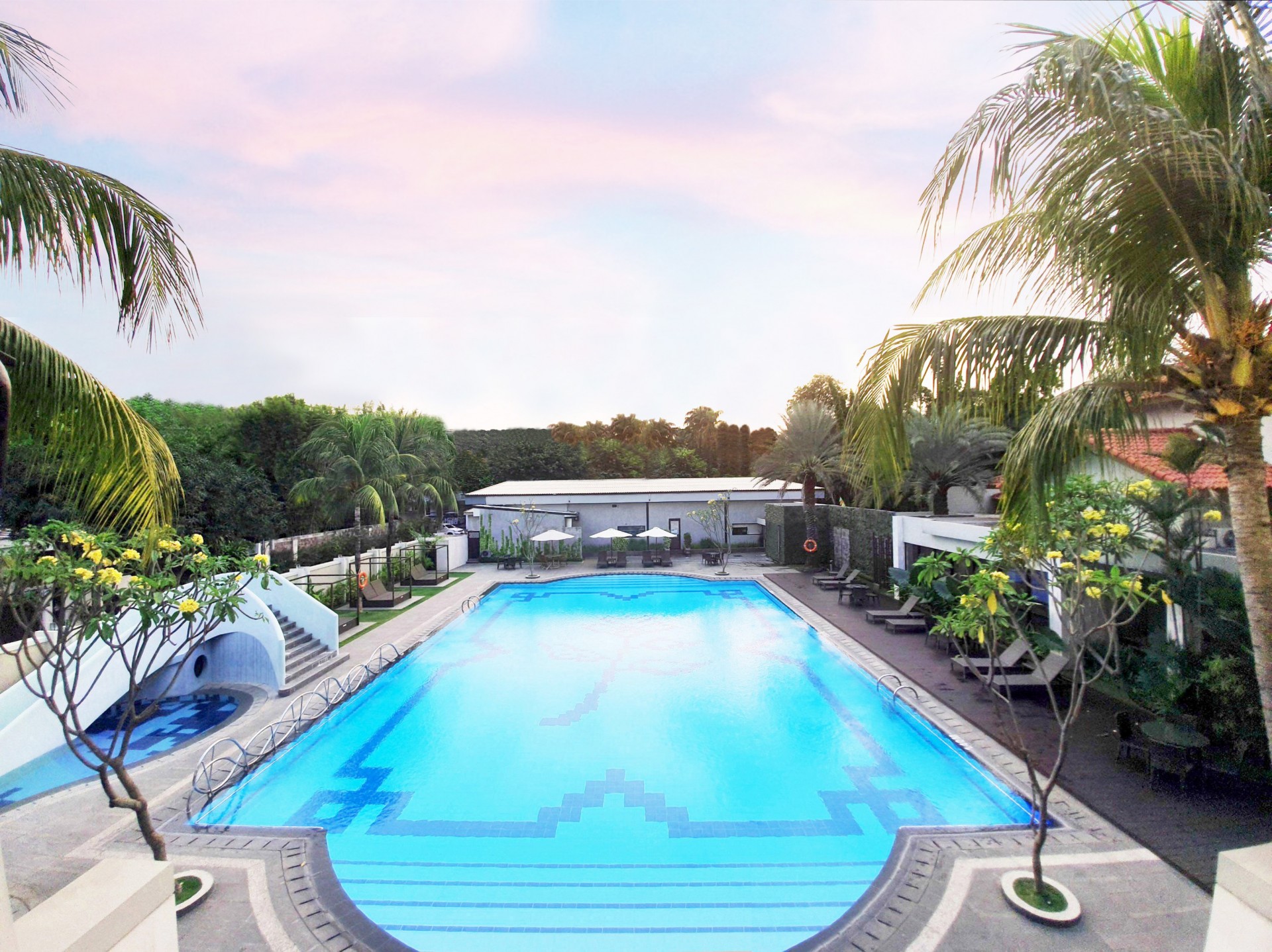 1a- slider pool with sky